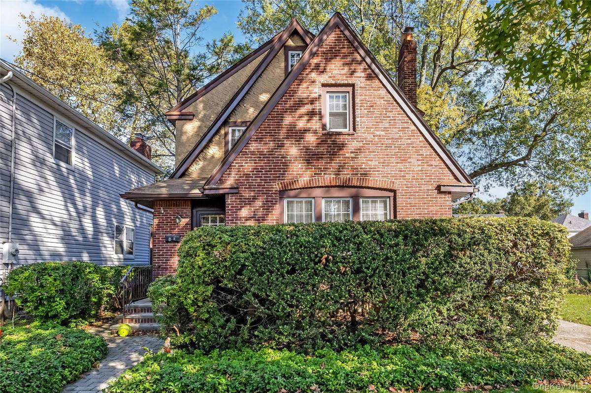 81 Marshall AVE, Floral Park, NY 11001