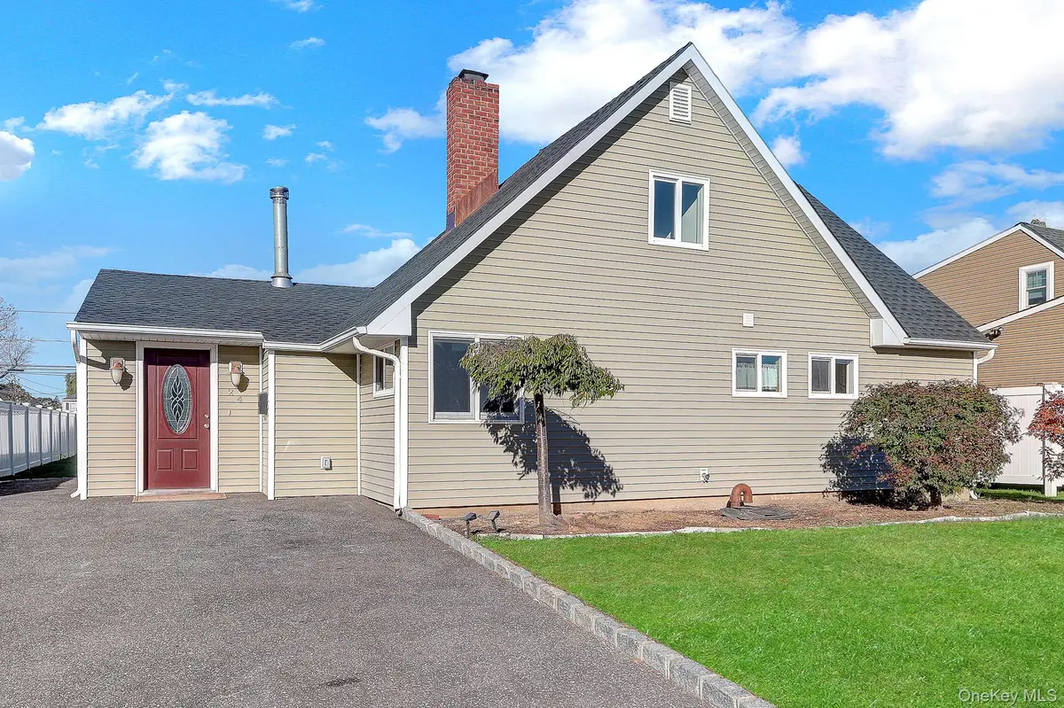 24 Wheelbarrow LN, Wantagh, NY 11793
