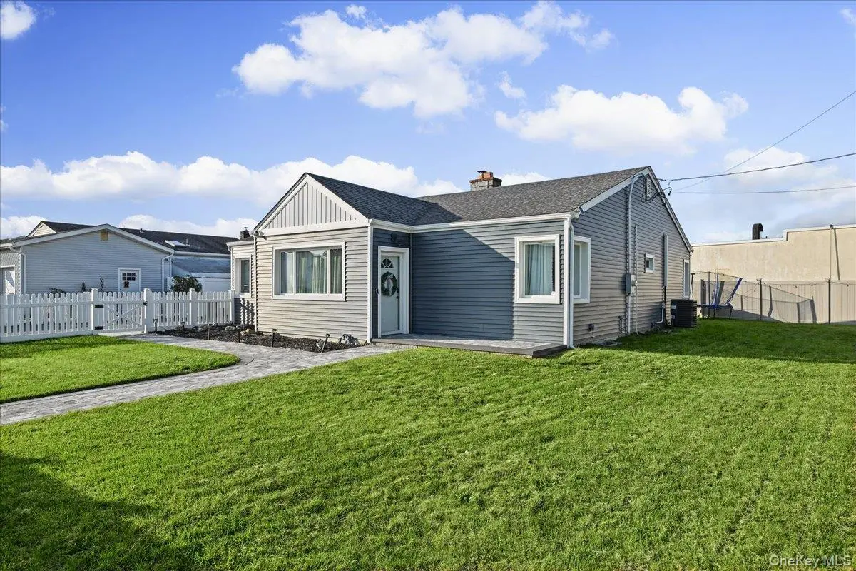 865 N Broadway, Massapequa, NY 11758