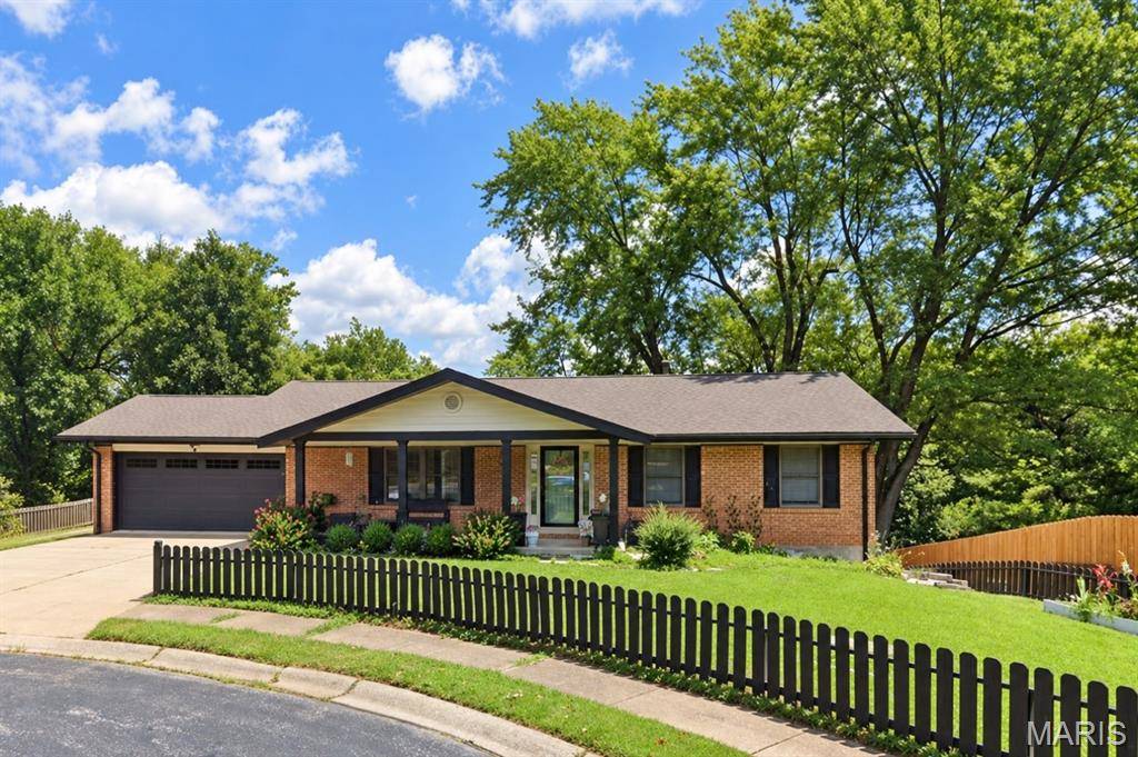 2700 Brookridge LN, St Charles, MO 63301
