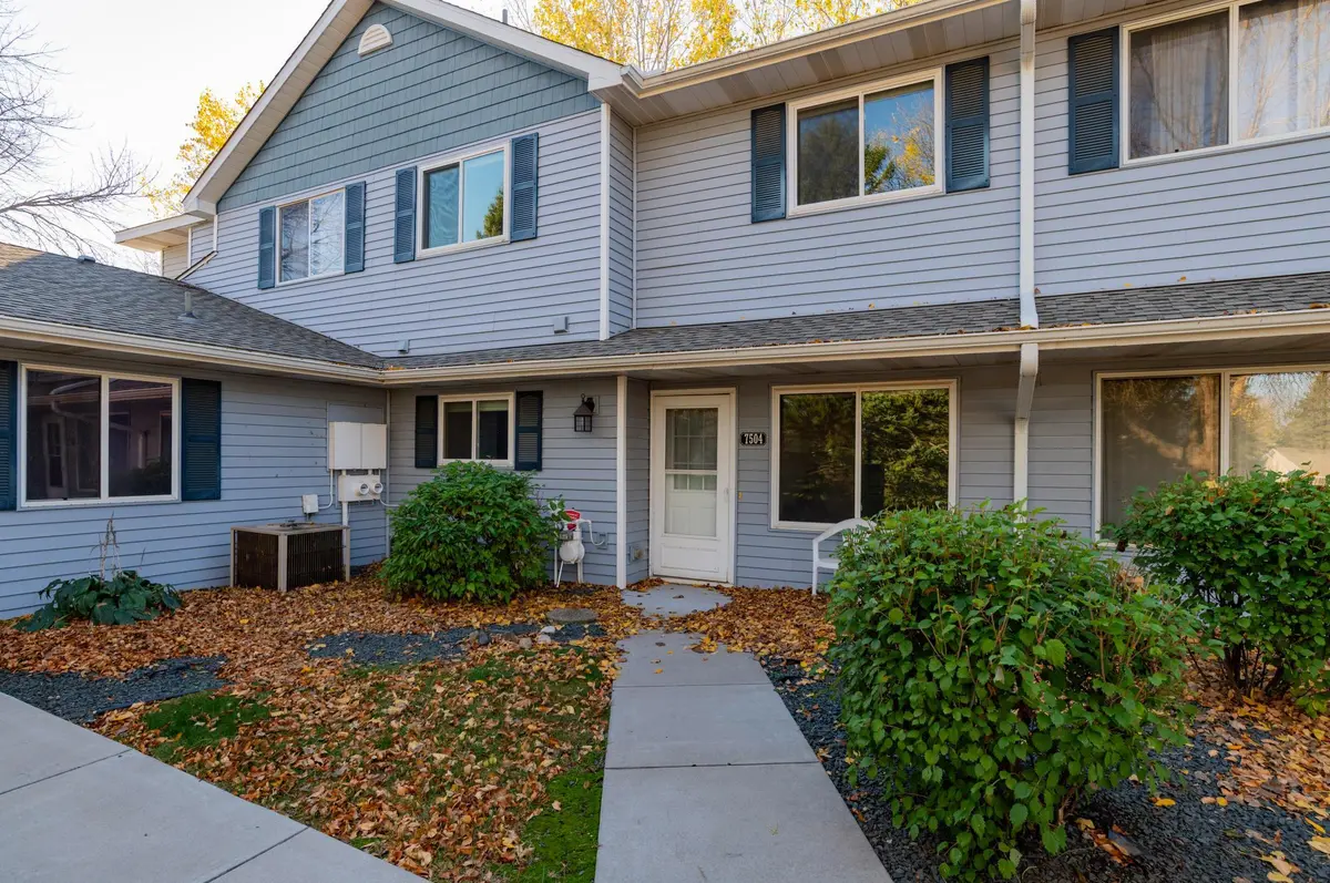 7504 12th ST N, Oakdale, MN 55128