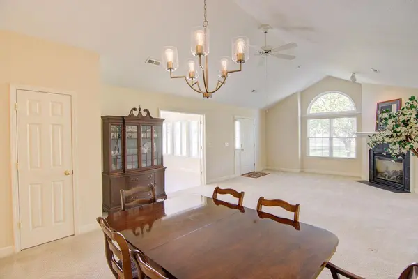 7101 Meadowsweet LN, Shawnee, KS 66227