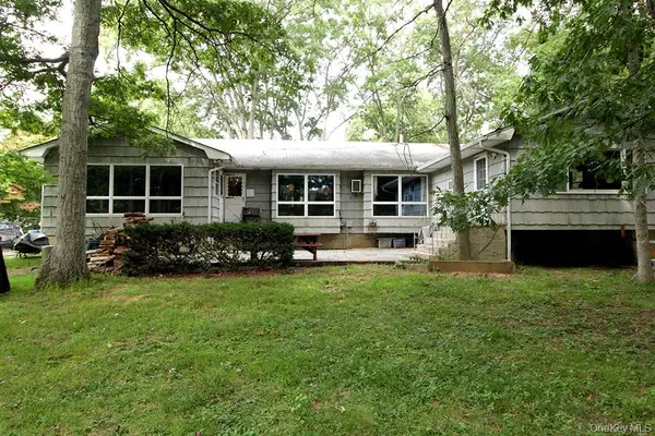 16 Argyle PL, Smithtown, NY 11787