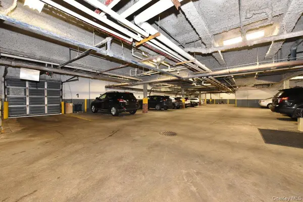 22 Park PL #4S, Great Neck, NY 11021