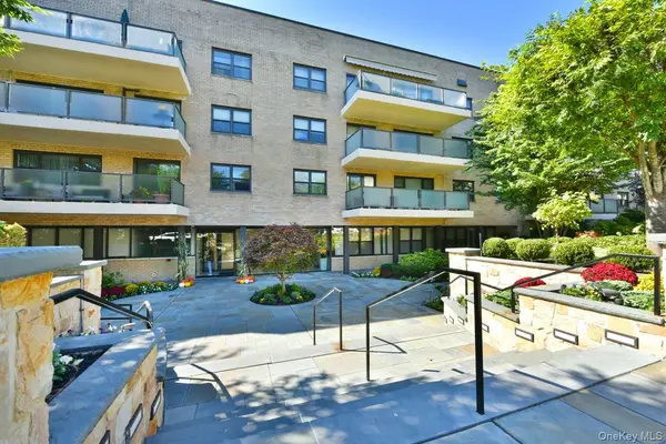 22 Park PL #4S, Great Neck, NY 11021