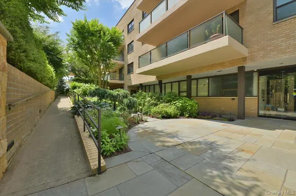 22 Park PL #4S, Great Neck, NY 11021