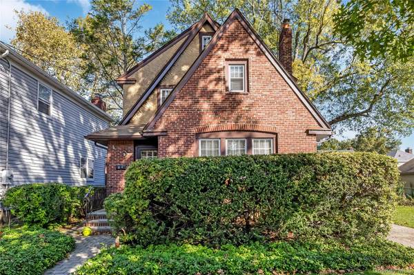 81 Marshall AVE, Floral Park, NY 11001