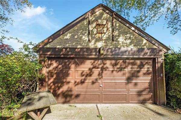 81 Marshall AVE, Floral Park, NY 11001