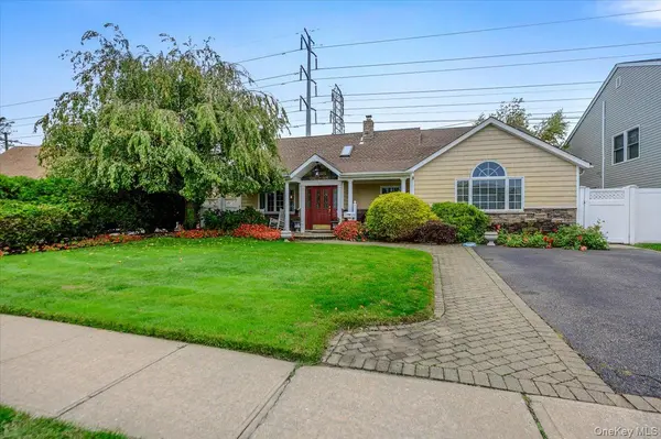 13 Old Farm RD, Levittown, NY 11756
