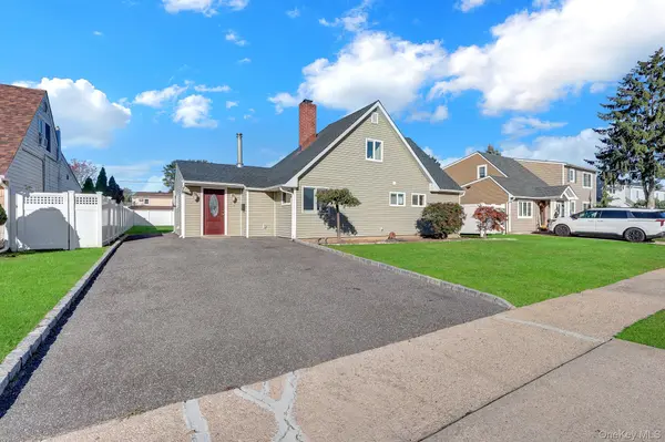 24 Wheelbarrow LN, Wantagh, NY 11793