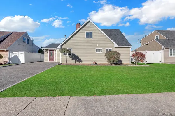 24 Wheelbarrow LN, Wantagh, NY 11793