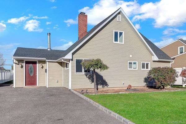 24 Wheelbarrow LN, Wantagh, NY 11793
