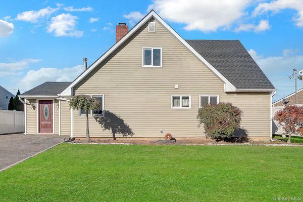 24 Wheelbarrow LN, Wantagh, NY 11793