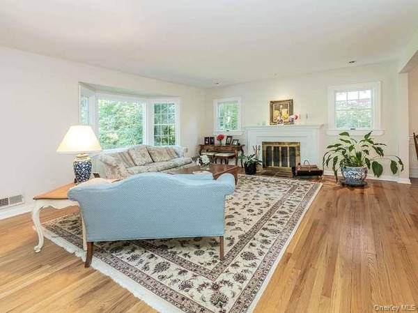5 Edgewood AVE, Glen Head, NY 11545