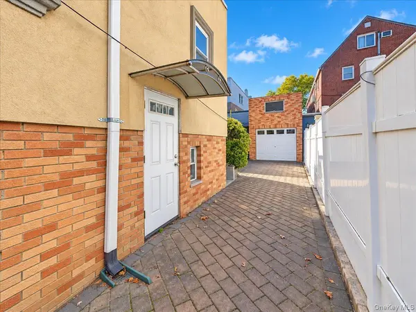 61-28 56th AVE, Maspeth, NY 11378
