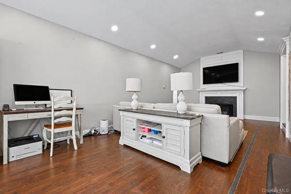 865 N Broadway, Massapequa, NY 11758
