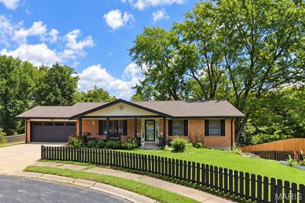 2700 Brookridge LN, St Charles, MO 63301