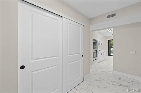 514 Coeur De Royale DR #202, Creve Coeur, MO 63141