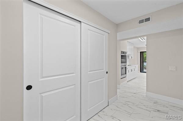 514 Coeur De Royale DR #202, Creve Coeur, MO 63141