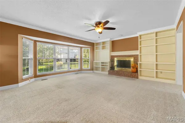 5009 Royal Burgess DR, St Peters, MO 63304