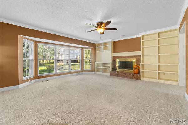 5009 Royal Burgess DR, St Peters, MO 63304