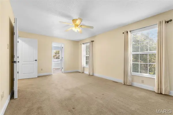 5009 Royal Burgess DR, St Peters, MO 63304