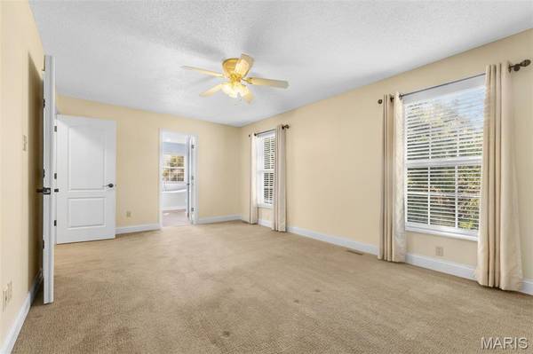 5009 Royal Burgess DR, St Peters, MO 63304