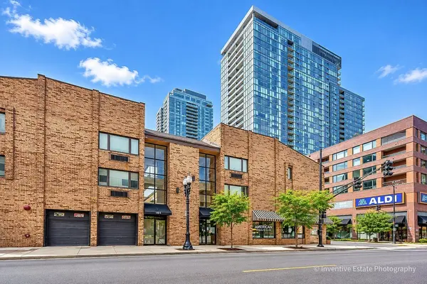163 W Division ST, Chicago, IL 60610