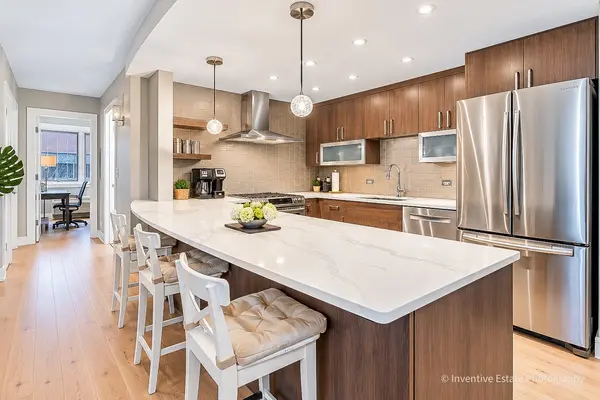 163 W Division ST, Chicago, IL 60610