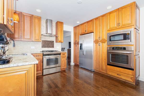 16W751 90TH ST, Willowbrook, IL 60527