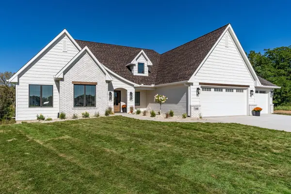 7180 Alvie LN, Bettendorf, IA 52722