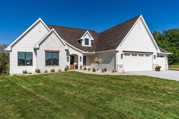 7180 Alvie LN, Bettendorf, IA 52722