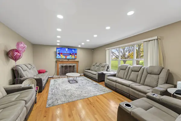 1381 Callen LN, Des Plaines, IL 60016