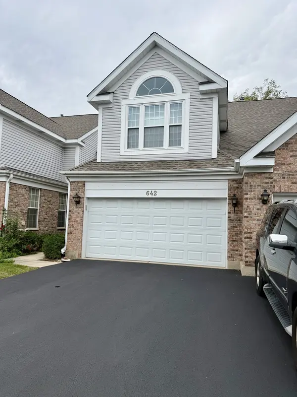 642 Citadel DR, Westmont, IL 60559