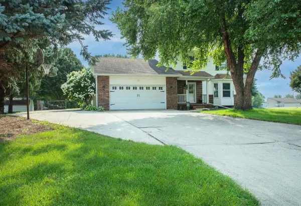 210 Country Heights DR, Sumner, IA 50674