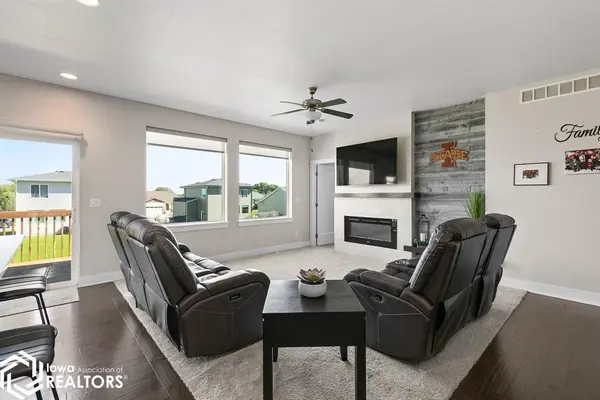 1913 Southbridge DR, Adel, IA 50003