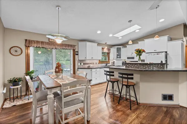 1142 Parkview LN, Eagan, MN 55123