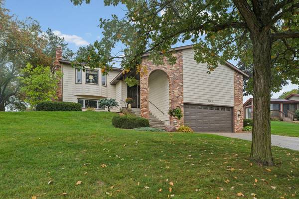 1142 Parkview LN, Eagan, MN 55123