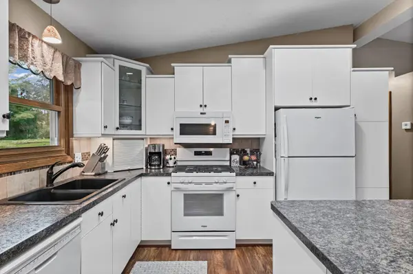 1142 Parkview LN, Eagan, MN 55123