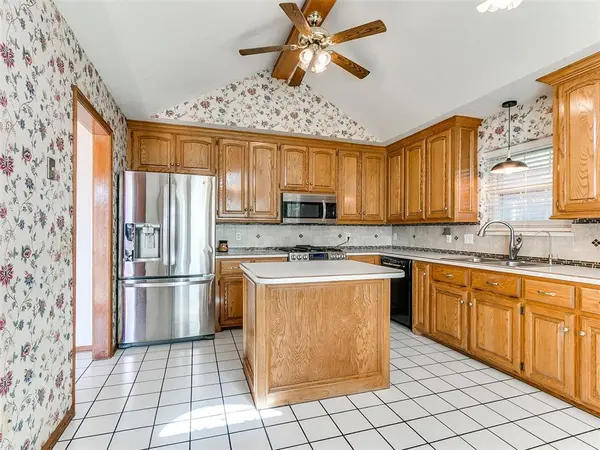 10509 Foxhorn CIR, Midwest City, OK 73130