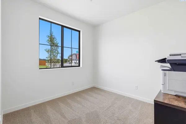1201 Topaz Ave, Grandview, WA 98930