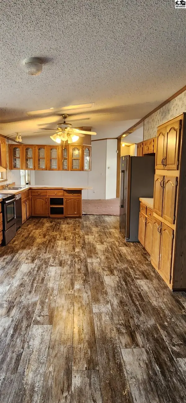 2414 E Wasp Rd, Hutchinson, KS 67501