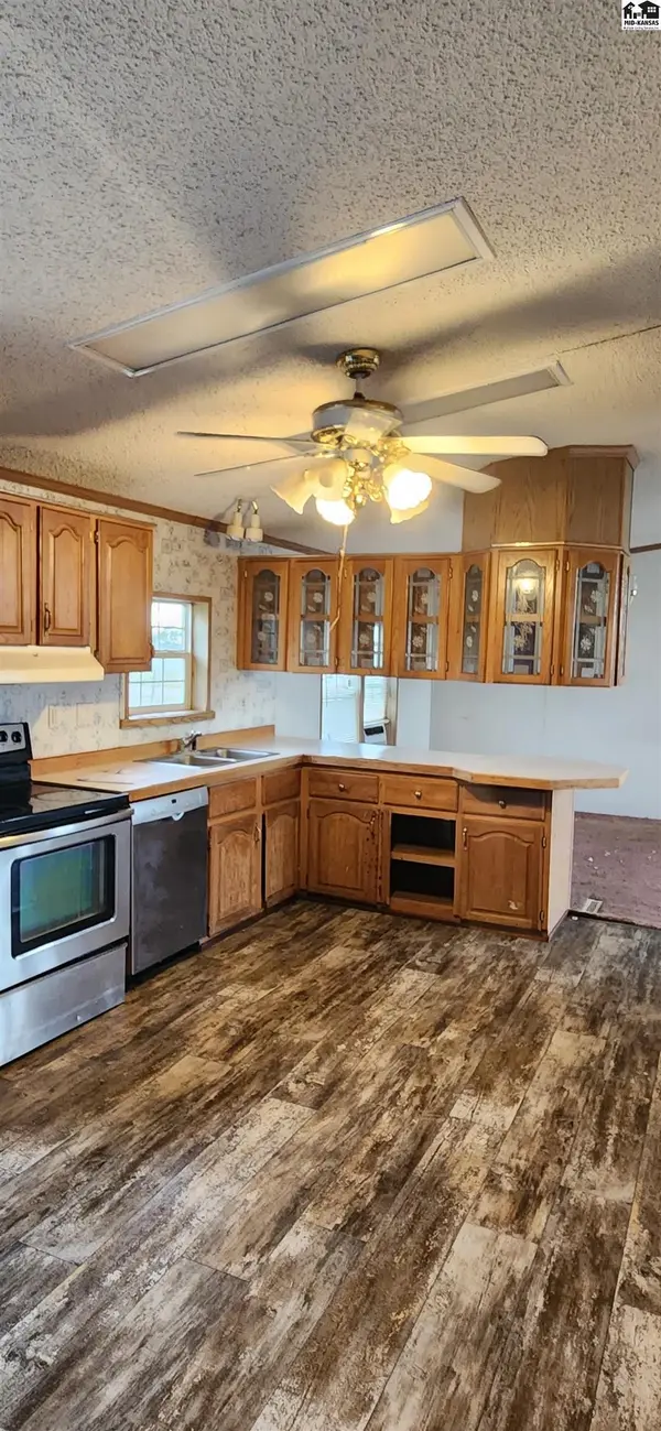 2414 E Wasp Rd, Hutchinson, KS 67501