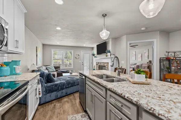 2157 ROYAL CREST CIR #1, Green Bay, WI 54311