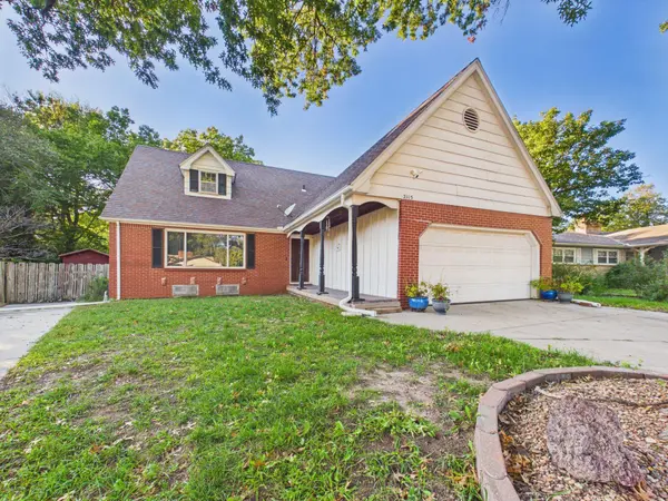 2115 S Bluff Ct, Wichita, KS 67218