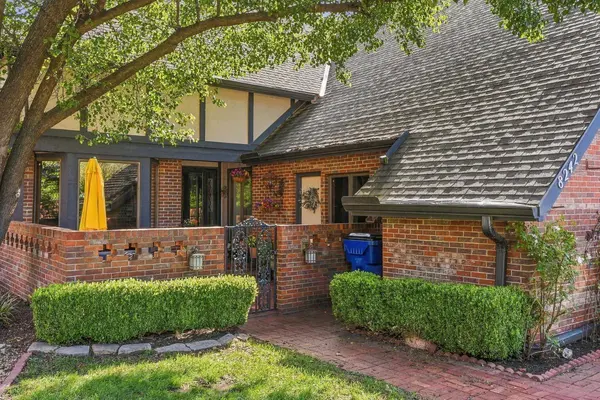 8242 E DOUGLAS, Wichita, KS 67206