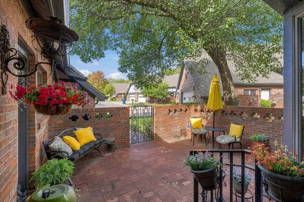 8242 E DOUGLAS, Wichita, KS 67206
