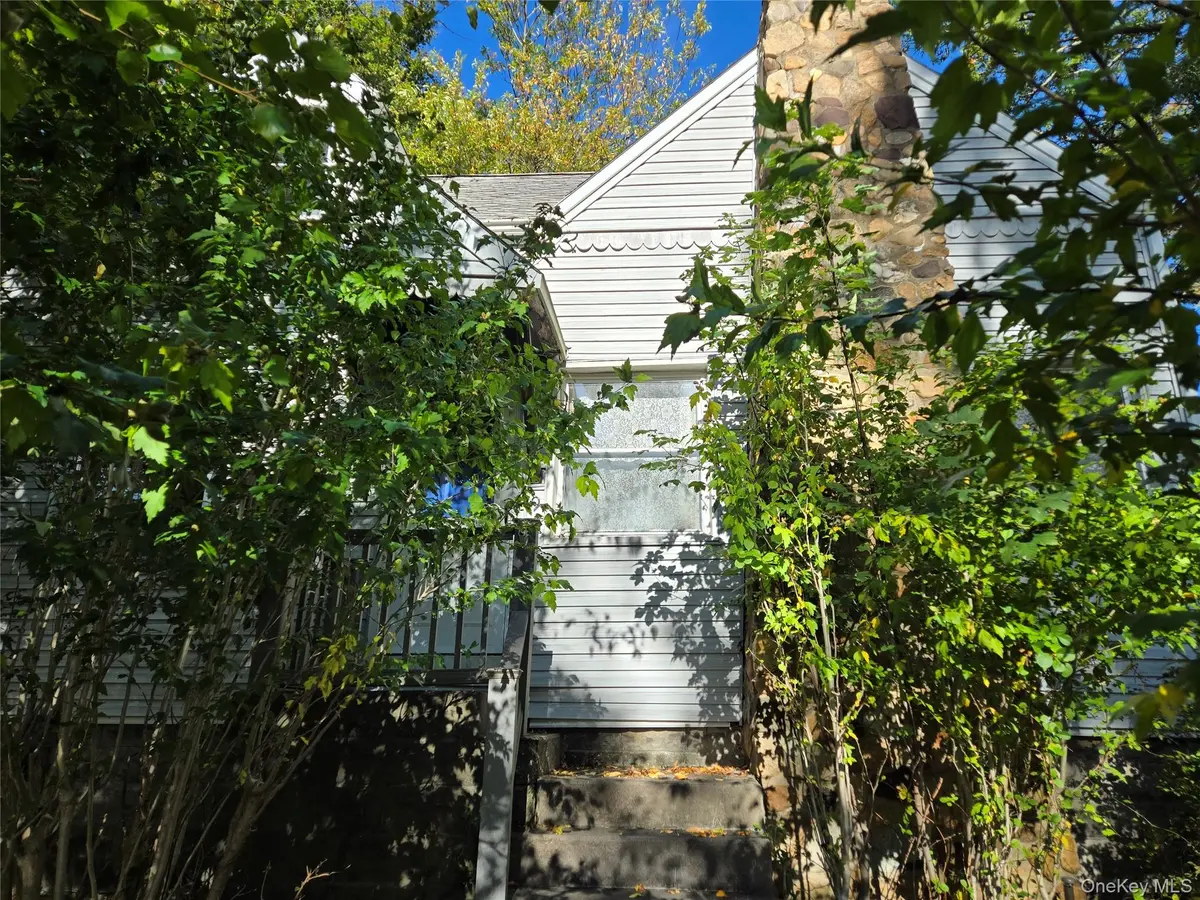 9 Friendship DR, Rocky Point, NY 11778