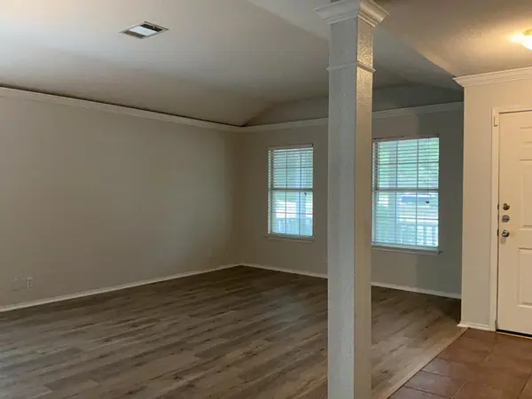 502 Country Estates DR, Hutto, TX 78634