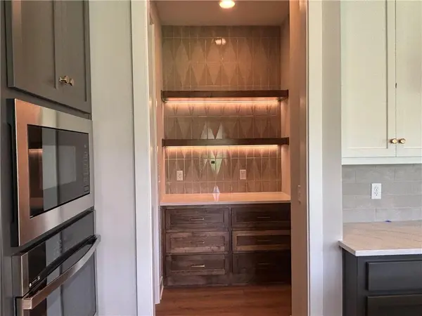 1820 SW Arbormist DR, Lee's Summit, MO 64082